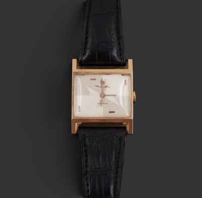 gros plan d'une montre sur une surface noire