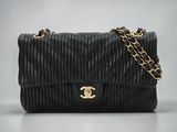 un sac à bandoulière Chanel en cuir noir, avec des finitions dorées et une chaîne