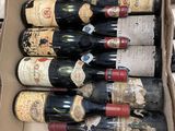 plusieurs bouteilles de vin dans une caisse sur la table
