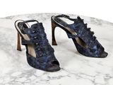 une paire de chaussures bleues posée sur une table en marbre