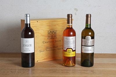 trois bouteilles de vin posées l'une à côté de l'autre sur une table