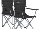 une paire de chaises pliantes avec un logo sur le dossier