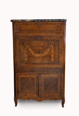 une vieille armoire en bois avec un plateau en marbre, sur fond blanc