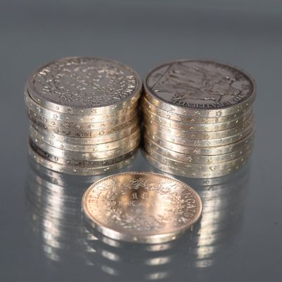 trois piles de pièces empilées les unes sur les autres