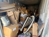 un tas de bric-à-brac à l'arrière d'un camion de déménagement