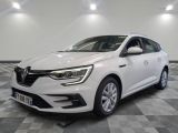 la voiture blanche est garée sur un carrelage à carreaux