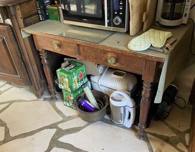 une petite table sur laquelle est posé un micro-ondes