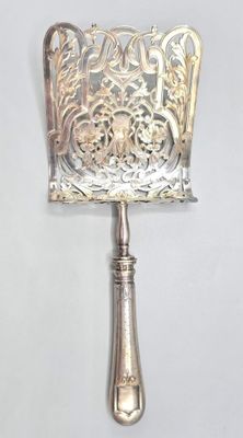 un miroir à main ancien, plaqué argent, muni d'un manche