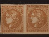 deux timbres représentant des visages de femmes sur fond noir