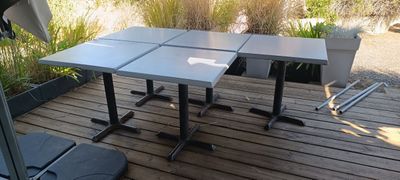 une table posée sur une terrasse en bois