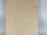 un livre posé sur une table blanche, près d'un mur blanc