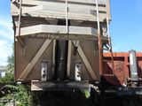 un train immobilisé sur les rails, dans la poussière