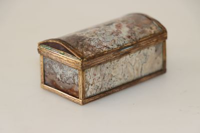 une petite boîte posée sur une table