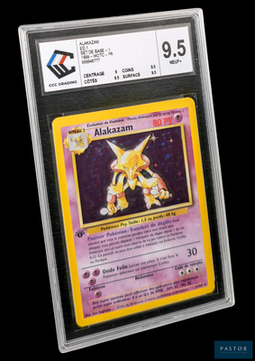 gros plan d'une carte pokemon sur fond noir