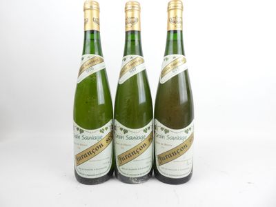 trois bouteilles de vin posées les unes à côté des autres sur une surface blanche