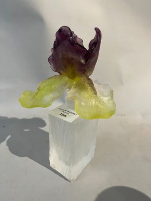 un vase en verre contenant une fleur, posé sur une table