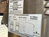 un panneau sur le côté d'un réfrigérateur indiquant aux gens de ne pas utiliser le réfrigérateur