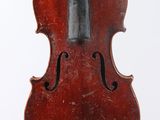 gros plan d'un violon sur fond blanc