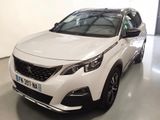 l'avant d'une voiture blanche garée dans un garage