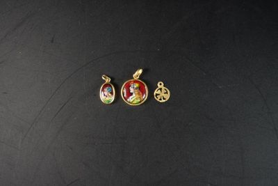 gros plan d'une paire de boucles d'oreilles sur une surface noire