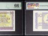 Deux types de monnaie différents sont exposés dans une vitrine.