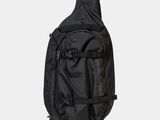 Le sac à dos est noir et comporte une poche à fermeture éclair.