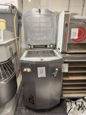 un appareil qui se trouve dans une cuisine, à côté d'autres appareils