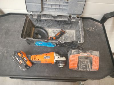 des outils posés sur une table devant une boîte à outils