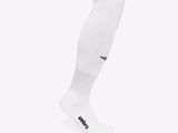 Les chaussettes sont blanches et ont des rayures noires.