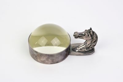 une bague en argent sur laquelle est gravée une tête de cheval