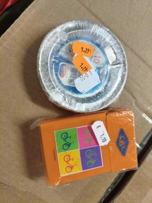 une boîte d'oranges et une assiette en plastique sur laquelle est accrochée une étiquette de prix