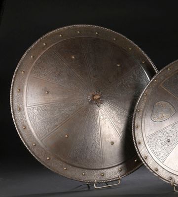 deux grandes plaques métalliques posées l'une à côté de l'autre sur une table