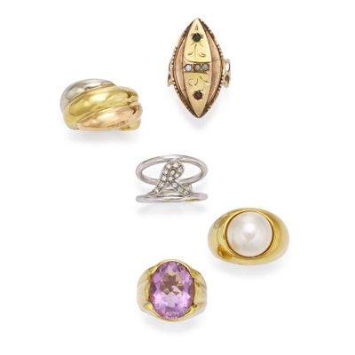 un ensemble composé de cinq bagues et d'une bague sertie d'une perle