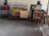 un garage rempli de meubles