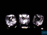 un ensemble de trois diamants de couleurs différentes sur fond noir
