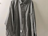 une chemise à carreaux noirs et blancs suspendue à un cintre