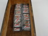 une boîte de cigarettes posée sur une table en bois