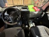 un tableau de bord de voiture contenant tout un tas d'éléments