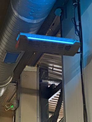une lumière bleue au plafond d'un immeuble