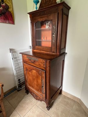 un meuble en bois dans le coin d'une pièce