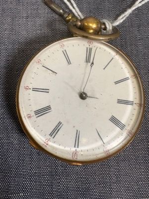 une montre de poche munie d'une chaîne
