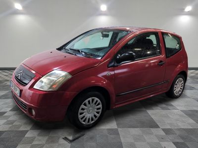 la photo d'une petite voiture rouge garée dans un garage