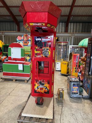 une machine rouge posée sur un chariot à l'intérieur d'un bâtiment