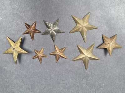 Lot de 8 étoiles à cinq branches en bronze ou laiton