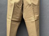 une photo d'un pantalon beige accroché au mur