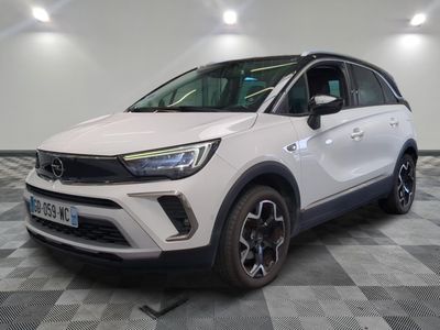 Le nouveau SUV Opel est garé dans le showroom.