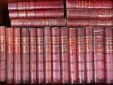 beaucoup de livres qui traînent sur une étagère