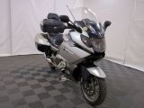 une moto qui est garée dans une pièce dont le sol est en damier