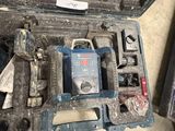 une caisse d'outils avec des outils à l'intérieur, posée sur le sol
