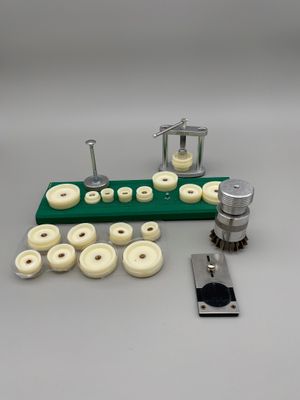une table verte avec tout un tas de boutons et une machine